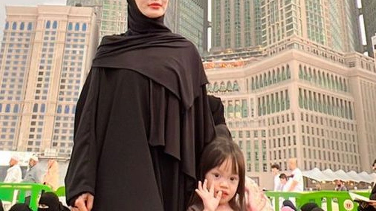 Deretan Foto Zaskia Gotik Umrah ke Tanah Suci, Potret Arsila Bikin Salfok