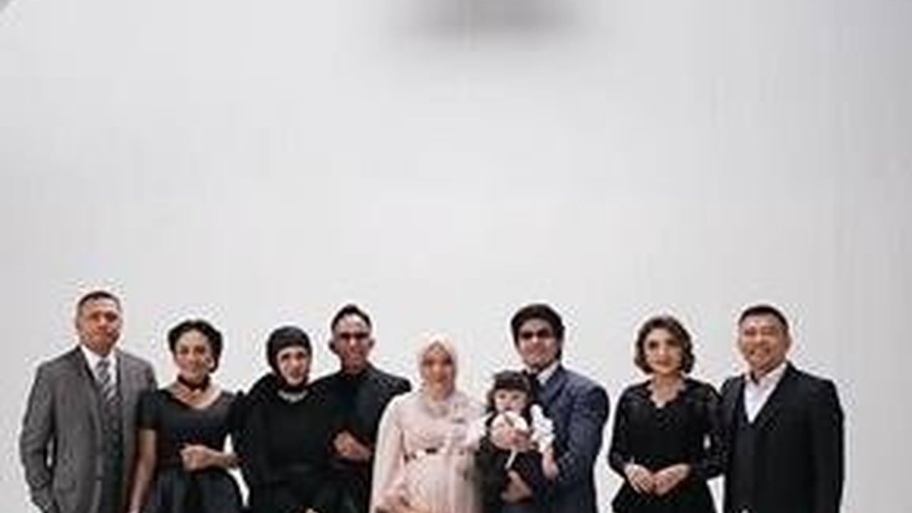 7 Potret Aurel Hermansyah & Atta Halilintar Bareng Enam Orangtuanya, Anang & Raul Lemos Jadi Sorotan