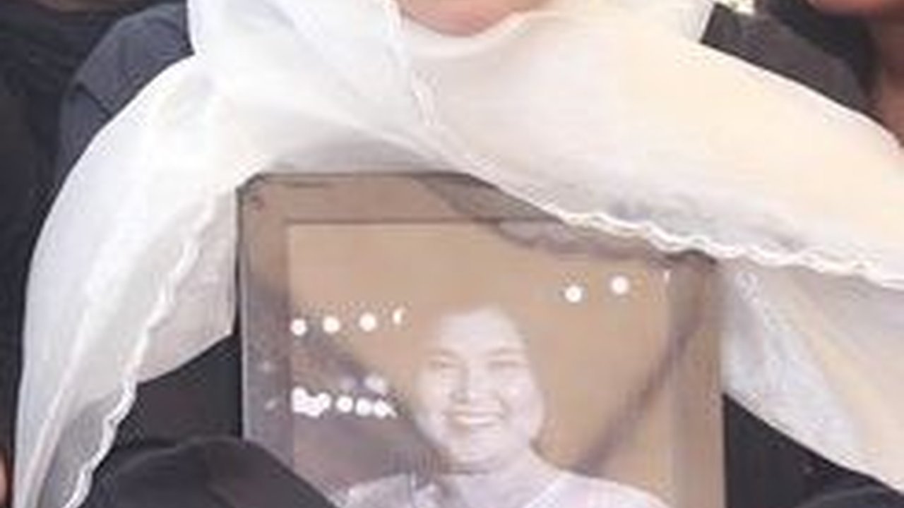 Potret Tangisan Ibunda Shena Malsiana di Pemakaman