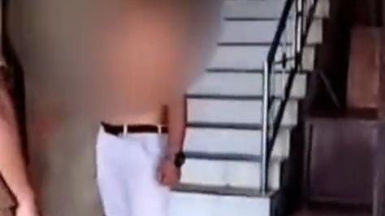 Tak Terima Ditegur Pakaian Tidak Rapi, Siswa SMA Buka Baju Tantang Guru Duel