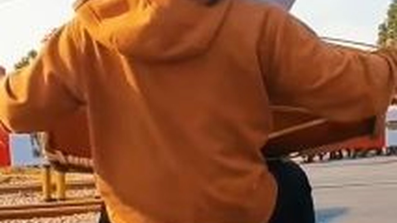 Anti Mainstream, Pria Ini Tunggu Kereta Melintas Sambil Main Gendang Ikuti Suara Sirine, Kreatif Abis