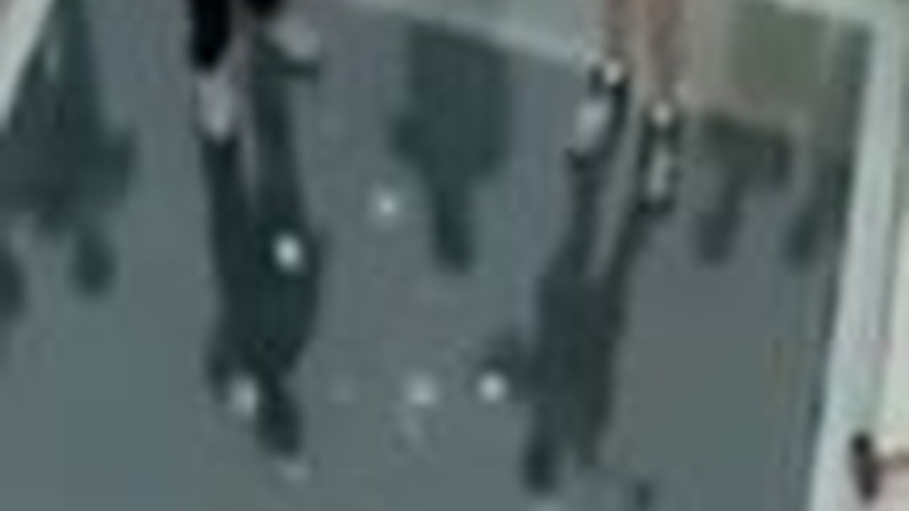 Momen Uji Coba Jembatan Kaca di China, Begini Cara Tes Ketahanannya Tak Main-Main Soal Keselamatan Pengunjung