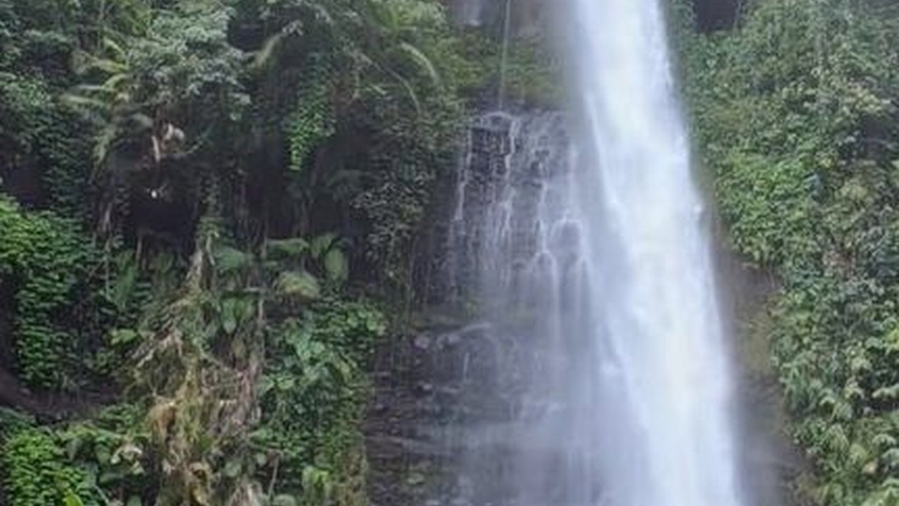 Tinggi Menjulang, Curug Sanghyang Santen di Garut Tawarkan Keindahan Air Terjun di Dalam Lembah