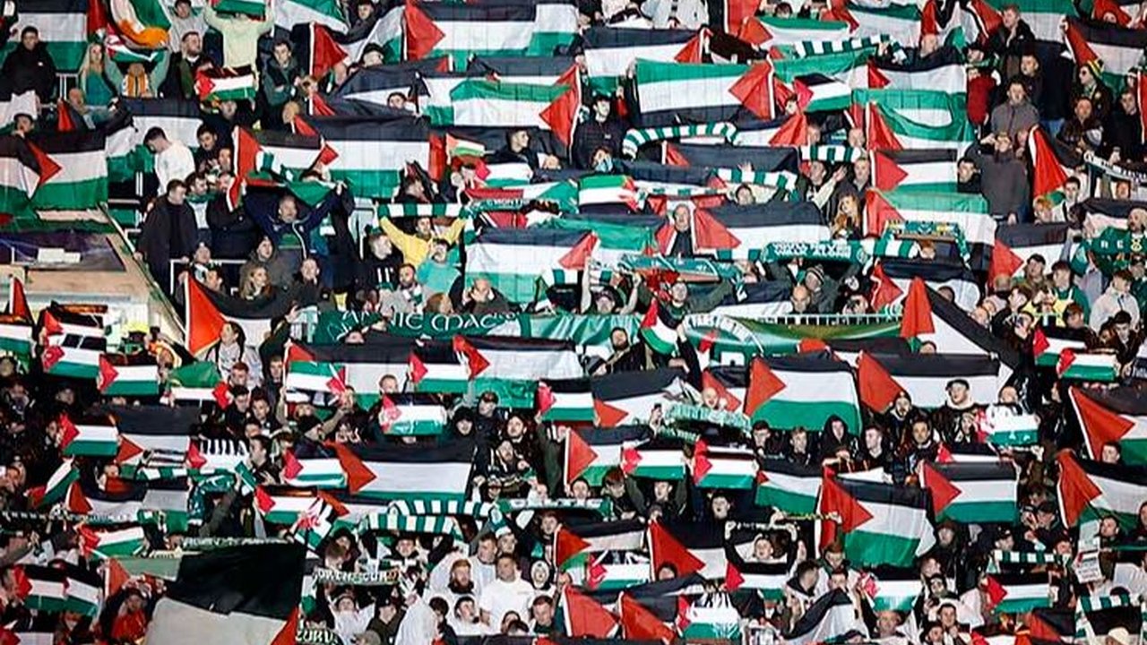 FOTO: Tak Gentar Sanksi UEFA, Ribuan Suporter Celtic Kibarkan Bendera Palestina