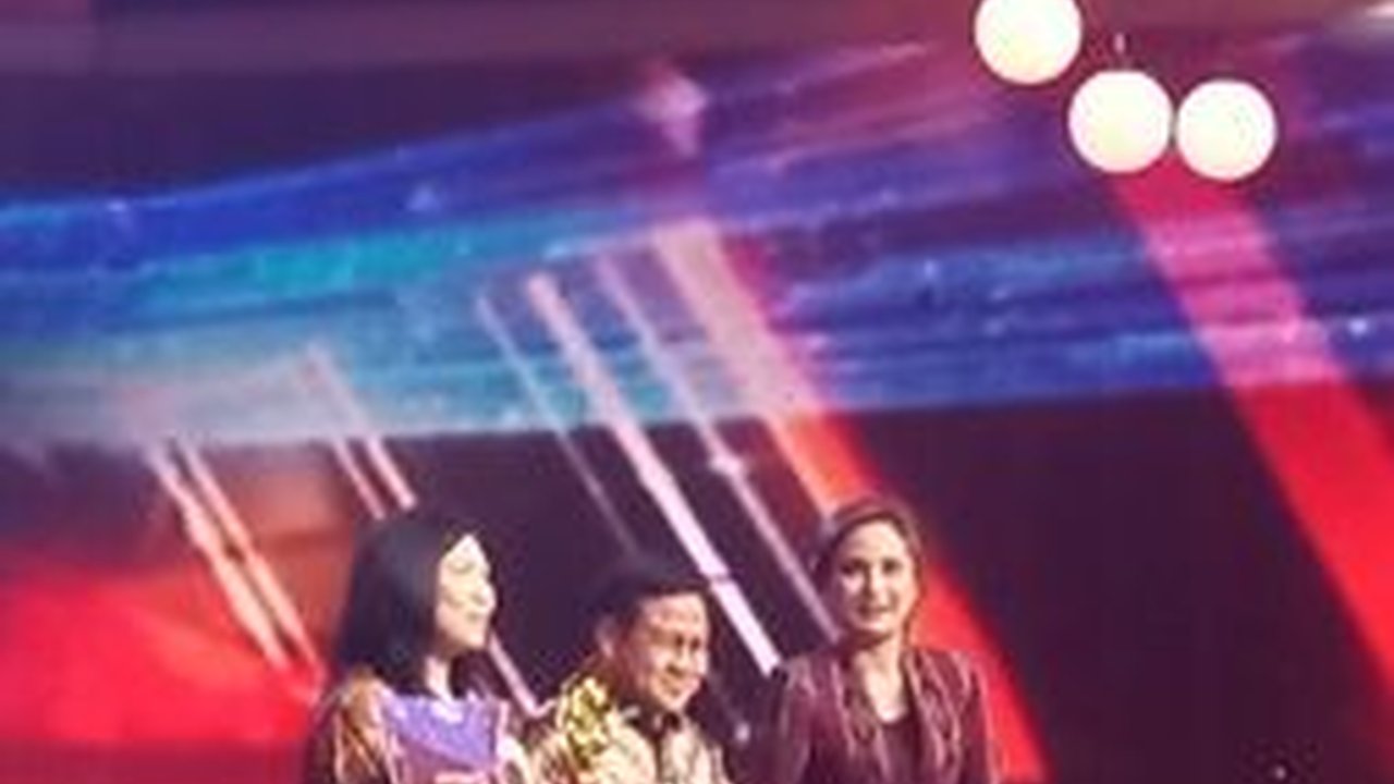 Liputan6 Awards, Cak Imin Beri Penghargaan untuk Devi Sumarno Sosok Penolong Kehamilan di Luar Nikah