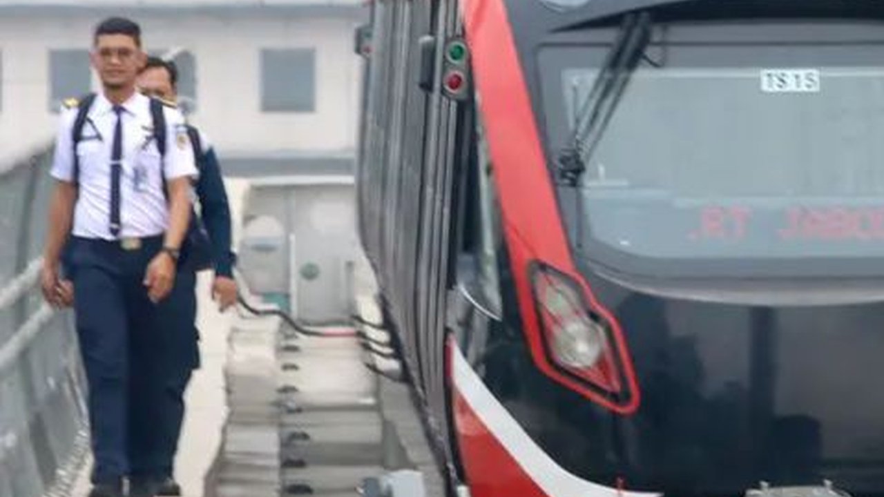Cuma Tersedia 9 Trainset, Waktu Tunggu LRT Jabodebek Bisa Sampai 40 Menit