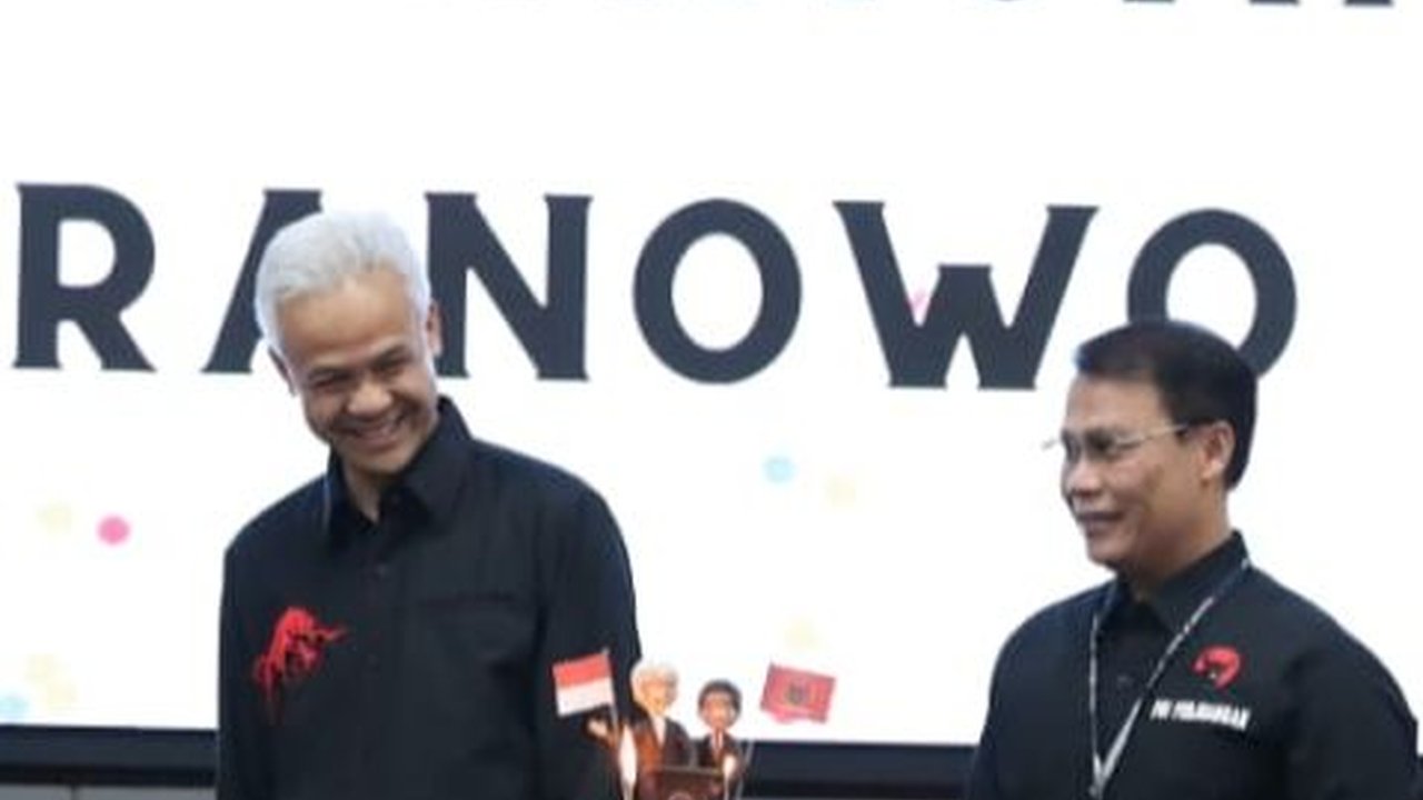 Momen Ganjar Dapat Kejutan Ultah ke-55 di Sekolah PDIP