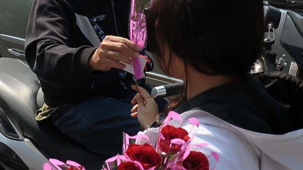 FOTO: Ganjar Pranowo Ulang Tahun ke-55, Relawan Bagikan Mawar ke Pengendara