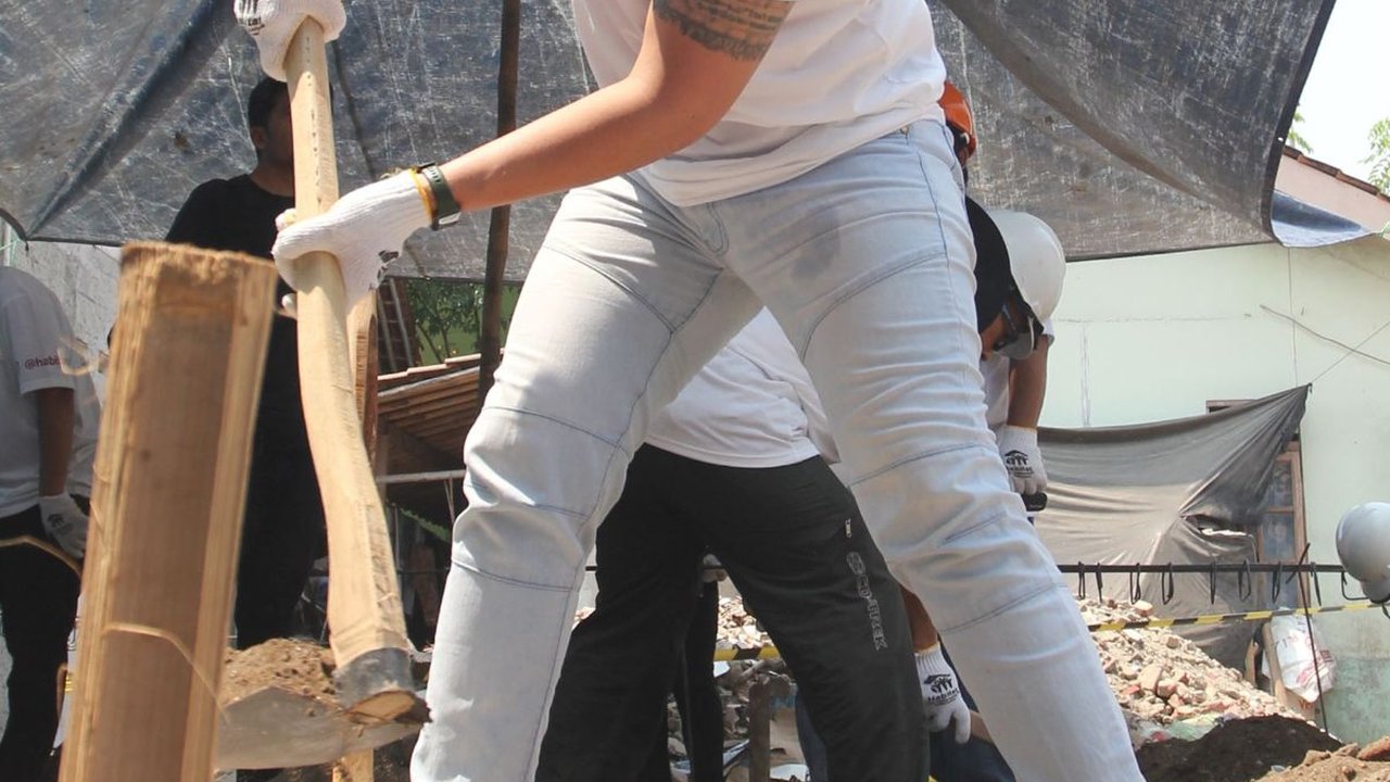 Senyum Warga Mauk Dapat Kado Renovasi Rumah dari Habitat For Humanity