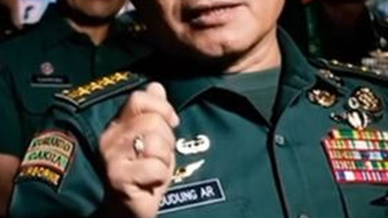 Kasad Jenderal Dudung Periksa Kantong Anggota Brimob Tak Ada Dompet: Enggak Punya Duit Berarti ini?