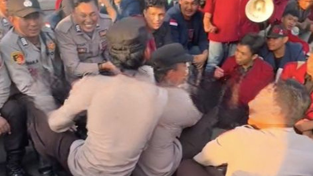 Momen Unik Polisi & Mahasiswa Reuni di Lokasi Unjuk Rasa, Ternyata Teman Satu SMA