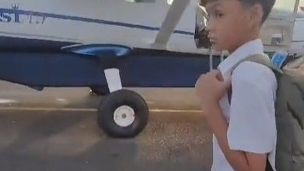 Viral Momen Anak SMP Berangkat Sekolah Naik Pesawat Susi Air, Aksinya Curi Perhatian