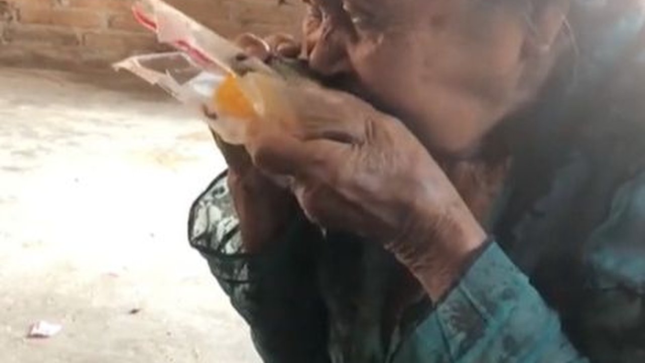 Reaksi Kocak seorang Nenek saat Makan Rumput Laut Onigiri ‘Jadi Kayak Kambing’