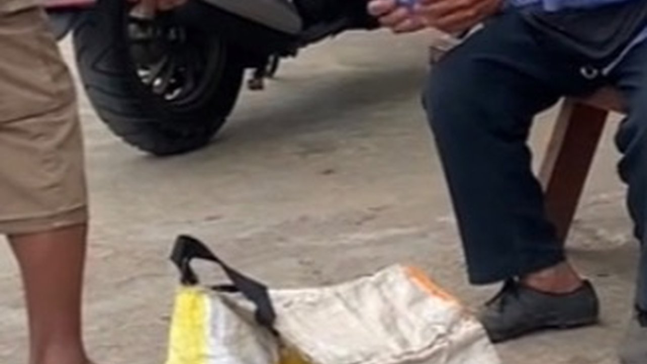 Termenung Sedih, Kakek Penjual Aren Ini Baru Sadar Ternyata Dibayar Pakai Uang Mainan