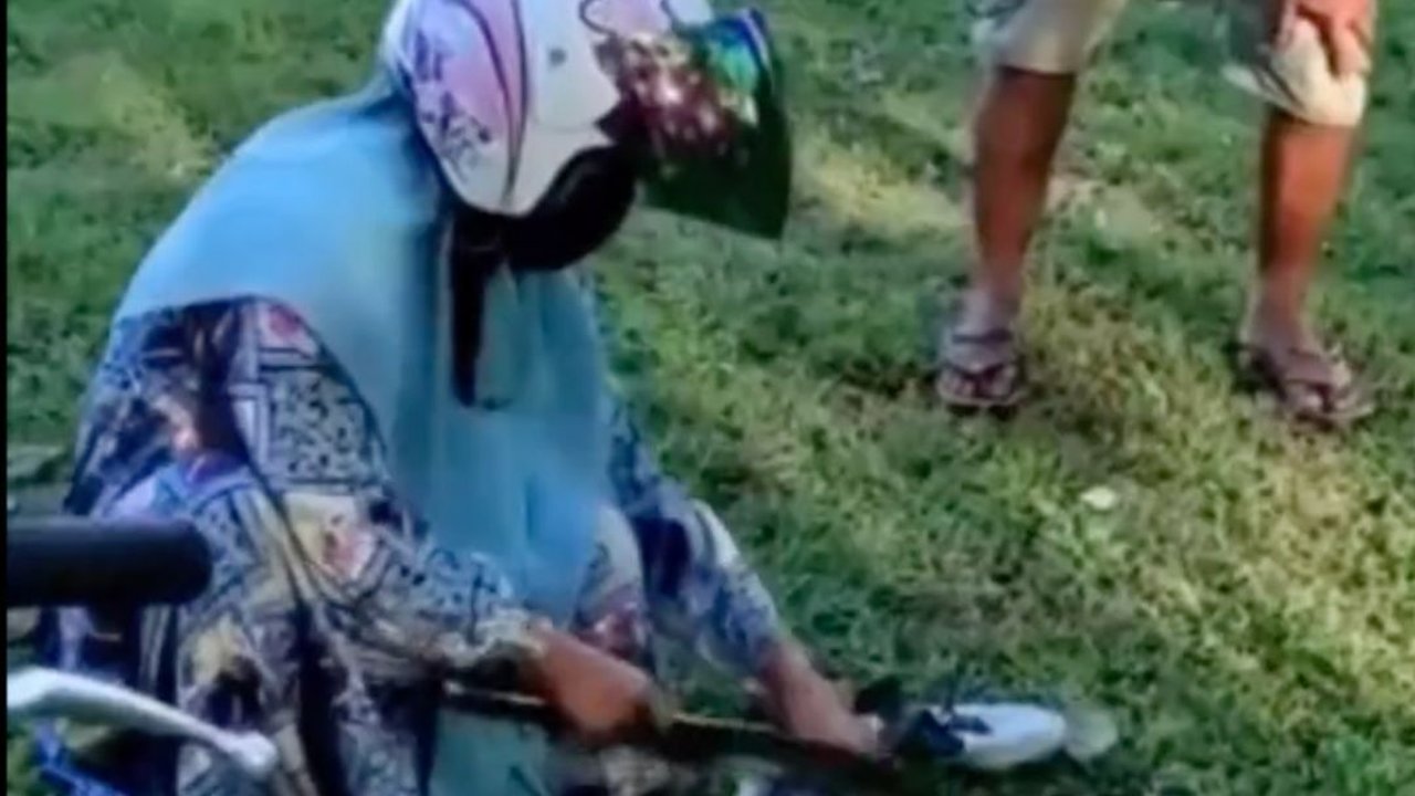 Kesal Ditinggal Main Bola Terus, Istri Nyusul ke Lapangan Bawa Parang Potong 'Punya' Suaminya