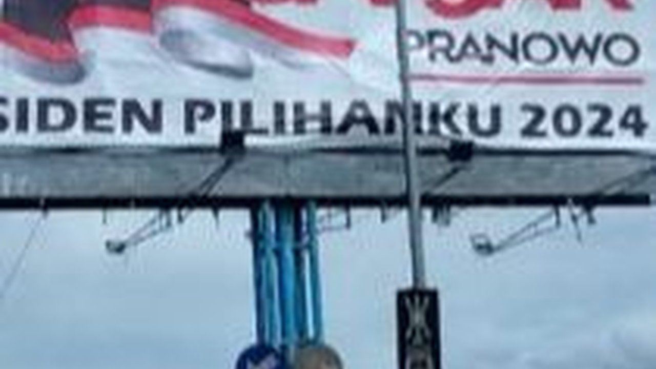 Baliho Raksasa ‘Ganjar Pranowo Presiden Pilihanku 2024’ Tuai Polemik di Jayapura
