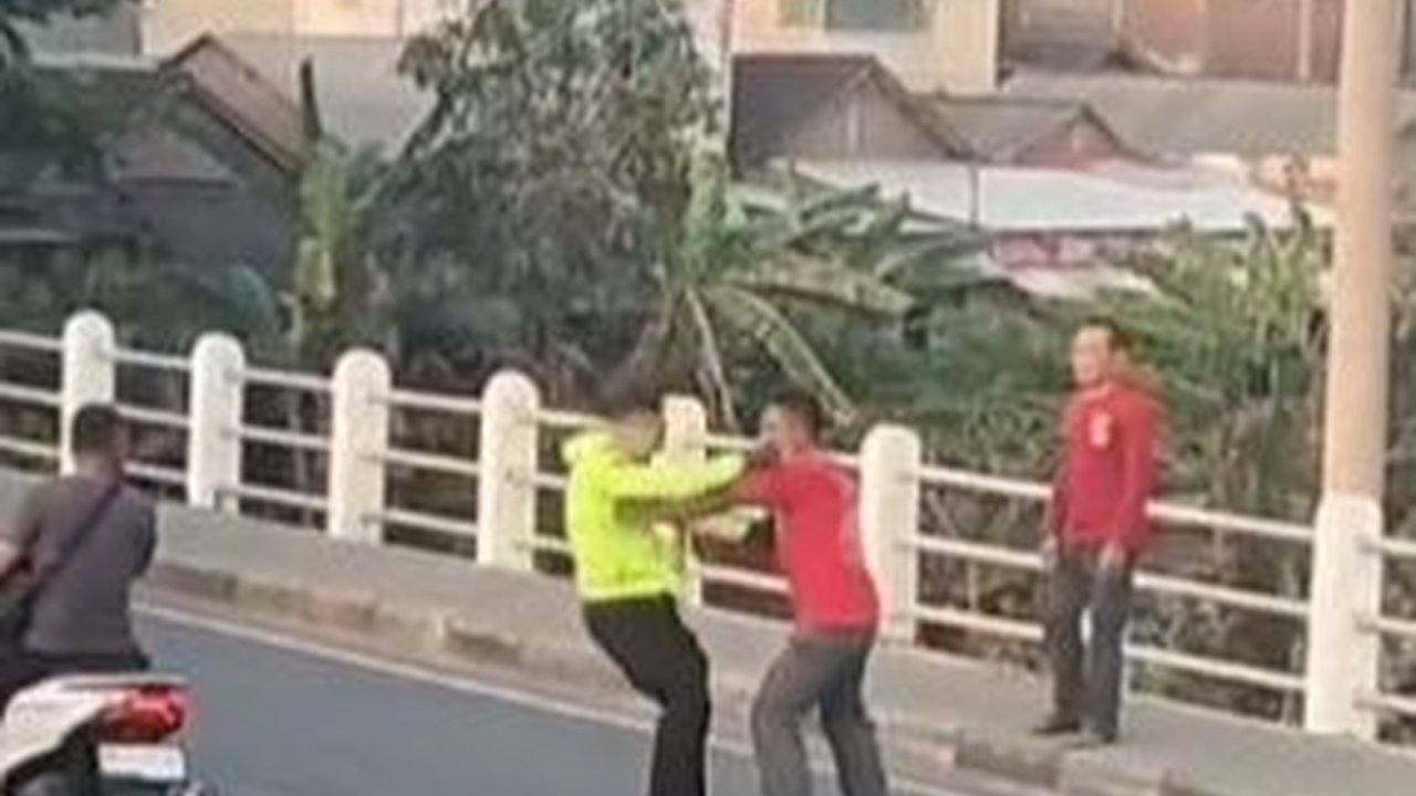 Viral Pria Dorong & Tendang Polantas Berkali-kali di Jalanan Sampai Ditonton Warga, Ini Cerita Sebenarnya