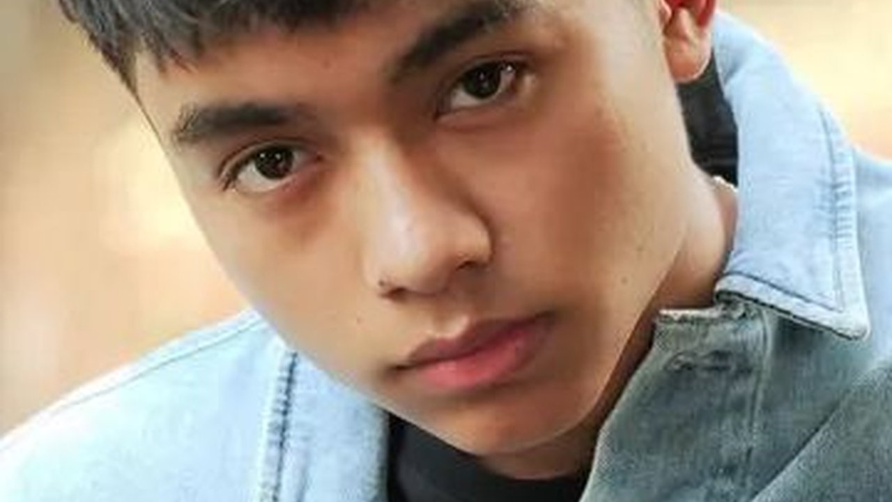 Penampilan Betrand Peto semakin memikat, terlihat gagah dengan gaya jaket denim yang membuatnya terlihat lebih dewasa