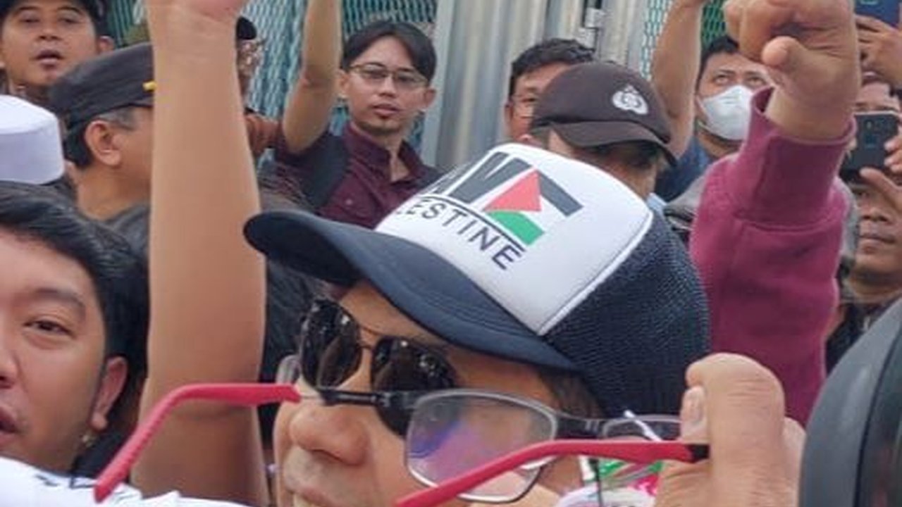 Penampakan Munarman Bebas dari Penjara, Pakai Topi Palestina dan Senyum Lebar