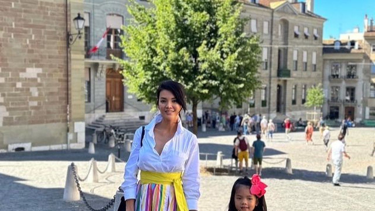 Bersama Suami dan Anak, 8 Foto Farah Quinn Liburan di Swiss dan Nginap di Hotel Mewah