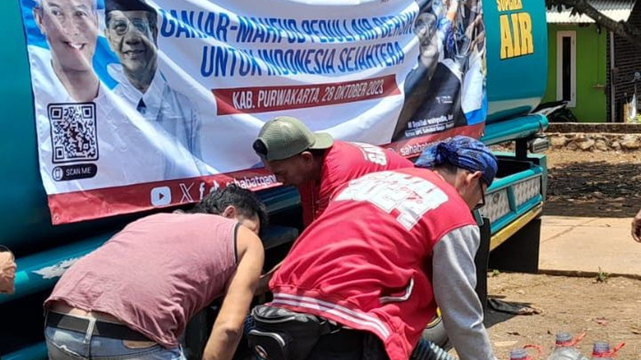 Relawan Ganjar Bagikan Ribuan Liter Air Bersih di Purwakarta