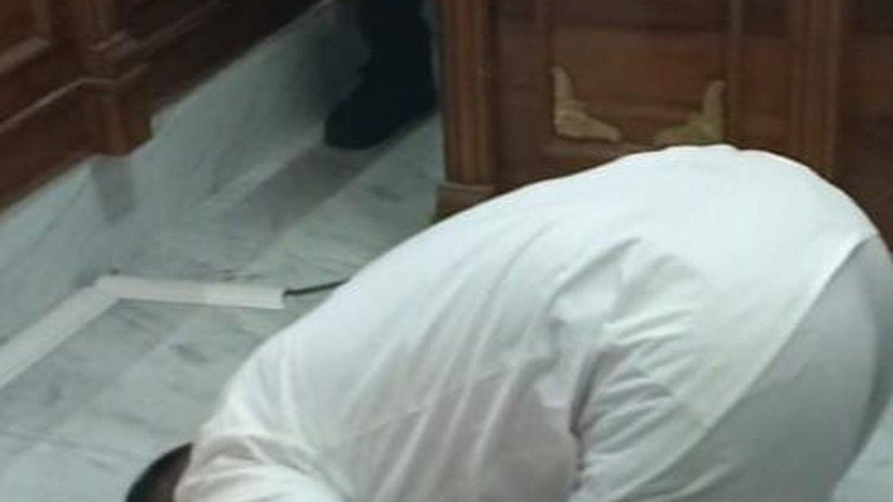 Hakim Vonis Bebas Terkait Kasus Penimbunan Solar Ilegal, AKBP Achiruddin Langsung Sujud Syukur