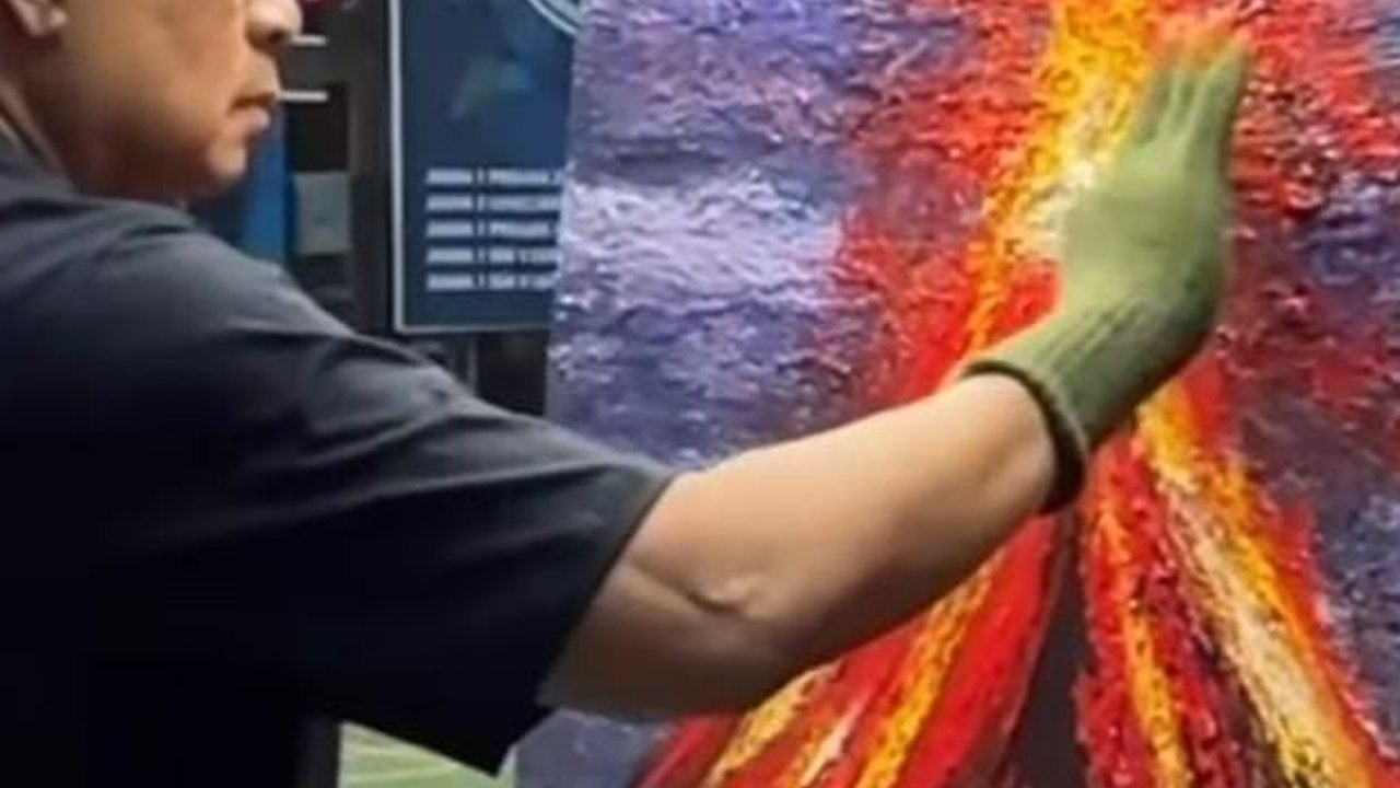 Estetik! Lihainya SBY Berbaret Merah Melukis Gunung Meletus Pakai Jari