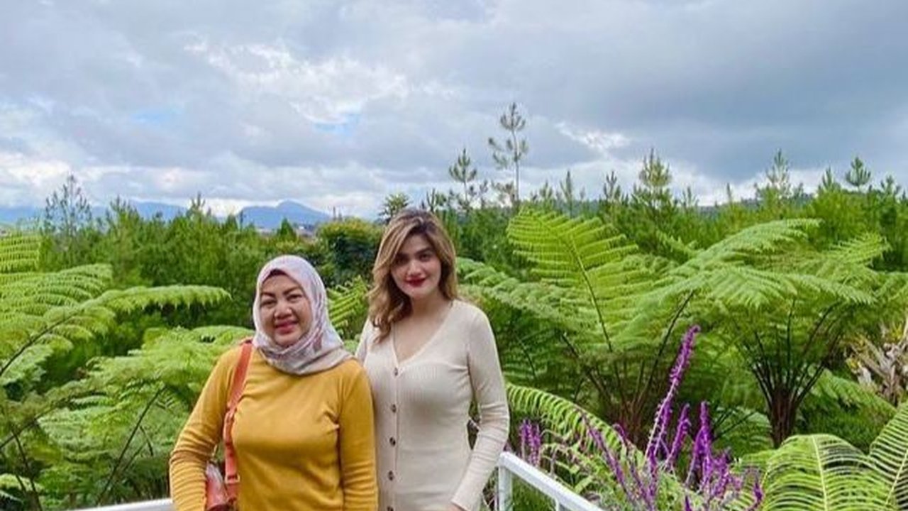 Luput Dari Sorotan, Ini Potret Ibunda Hilda Vitria yang Cantik dan Awet Muda