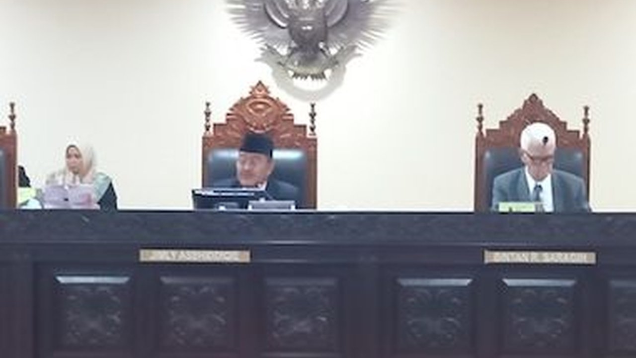 Sidang MKMK, Denny Indrayana Sebut Putusan Batas Usia Capres-Cawapres Mega Skandal Keluarga