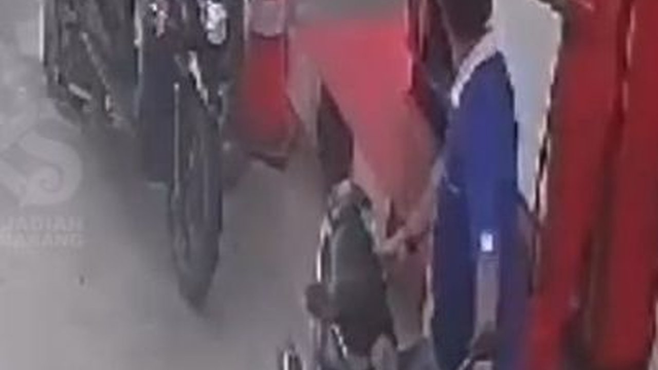 Tak Terima Bahan Bakar Luber, Aksi Pengendara Motor Jambak Petugas SPBU Ini Tuai Kecaman