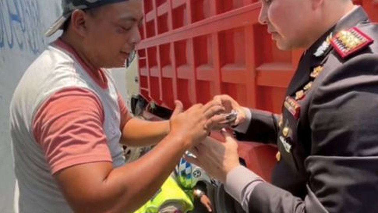Sopir Truk Alami Pecah Ban di Jalan, Perwira Polisi Langsung Gercep Membantu, Endingnya Dikasih Uang
