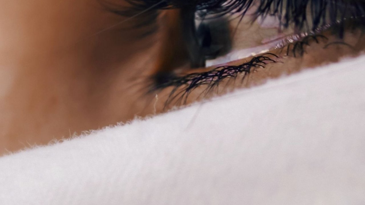 Cara Menghilangkan Garis Halus di Bawah Mata, Pertahankan Tampilan Awet Muda