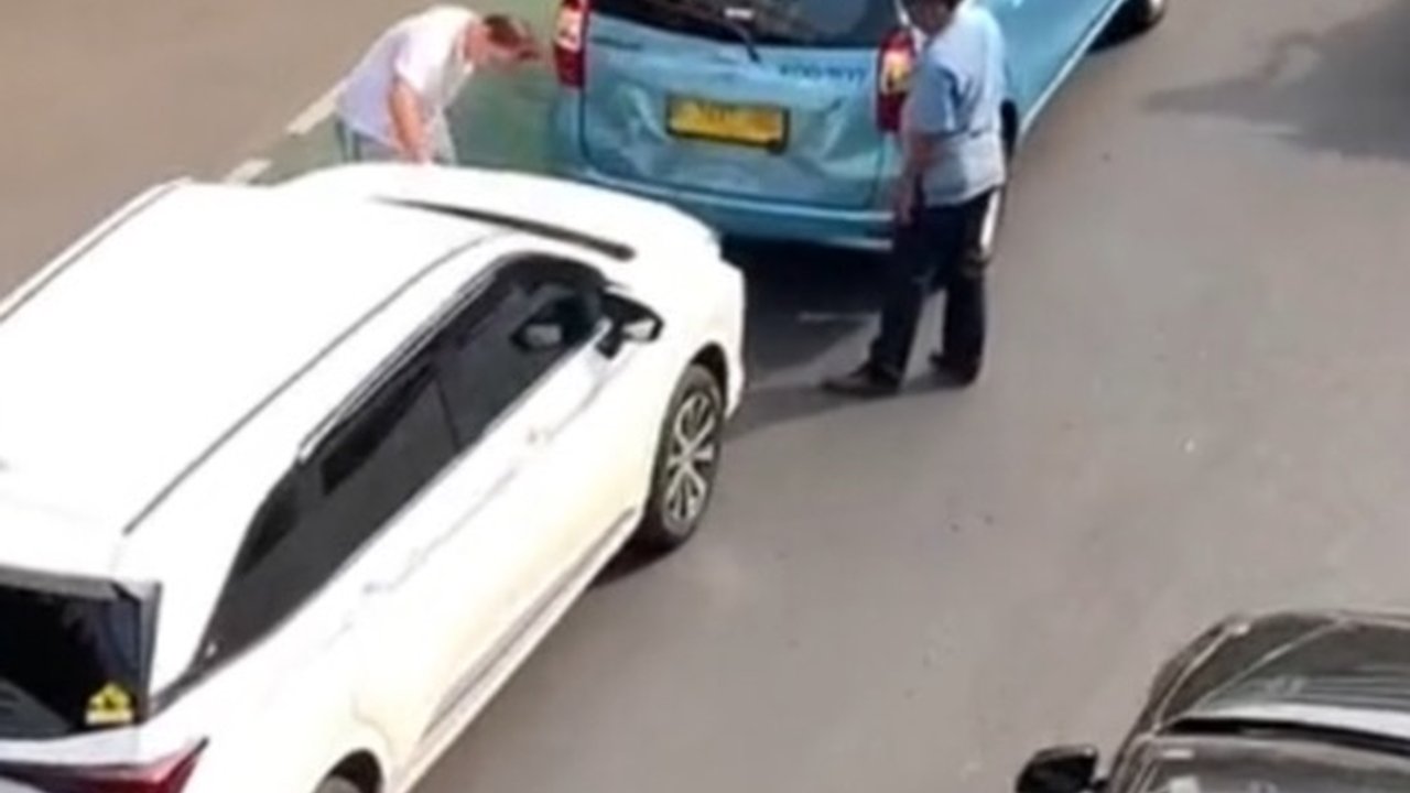 Mobil Saling Senggol, Sikap Dua Sopir Ini Tuai Pujian Warganet