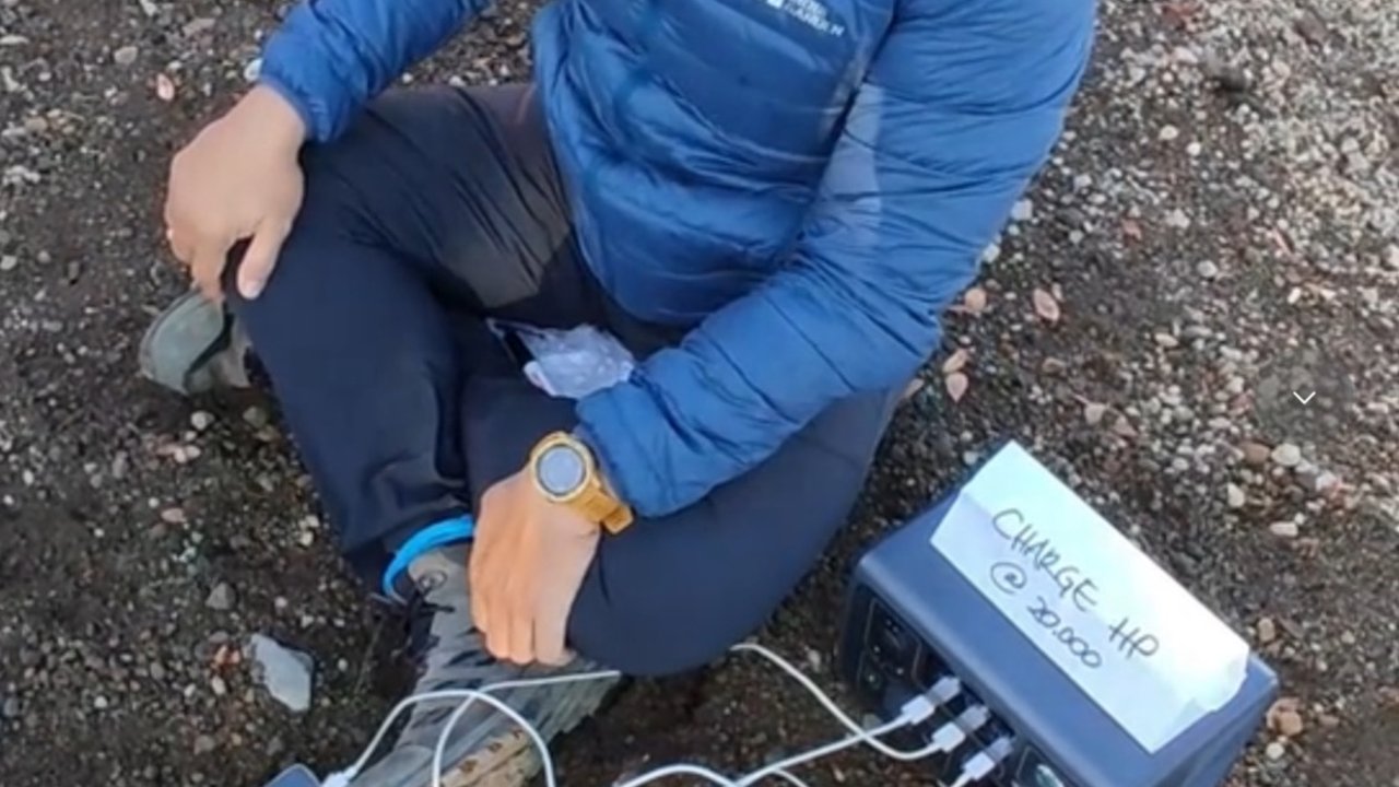 Mendaki sambil Cari Cuan, Pria Ini Buka Jasa Cas Handphone di Gunung Seharga Rp20 Ribu