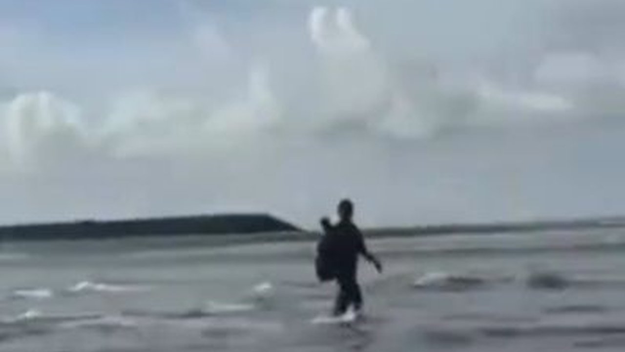 Viral Seorang Pria Terlihat Berjalan di Atas Air Laut dengan Santai