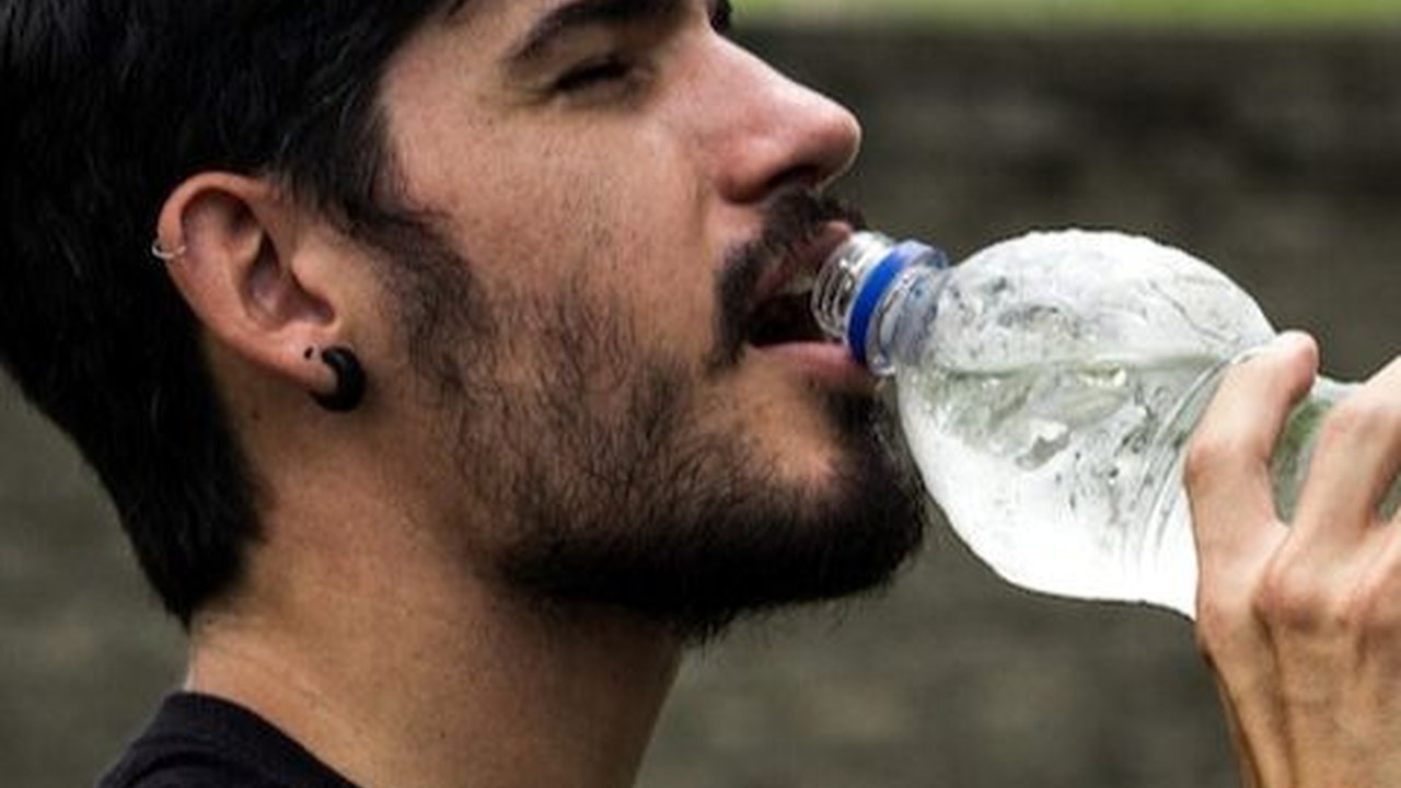 Cegah Heat Stroke saat Cuaca Panas, Dokter Sarankan Konsumsi Air 3 Liter