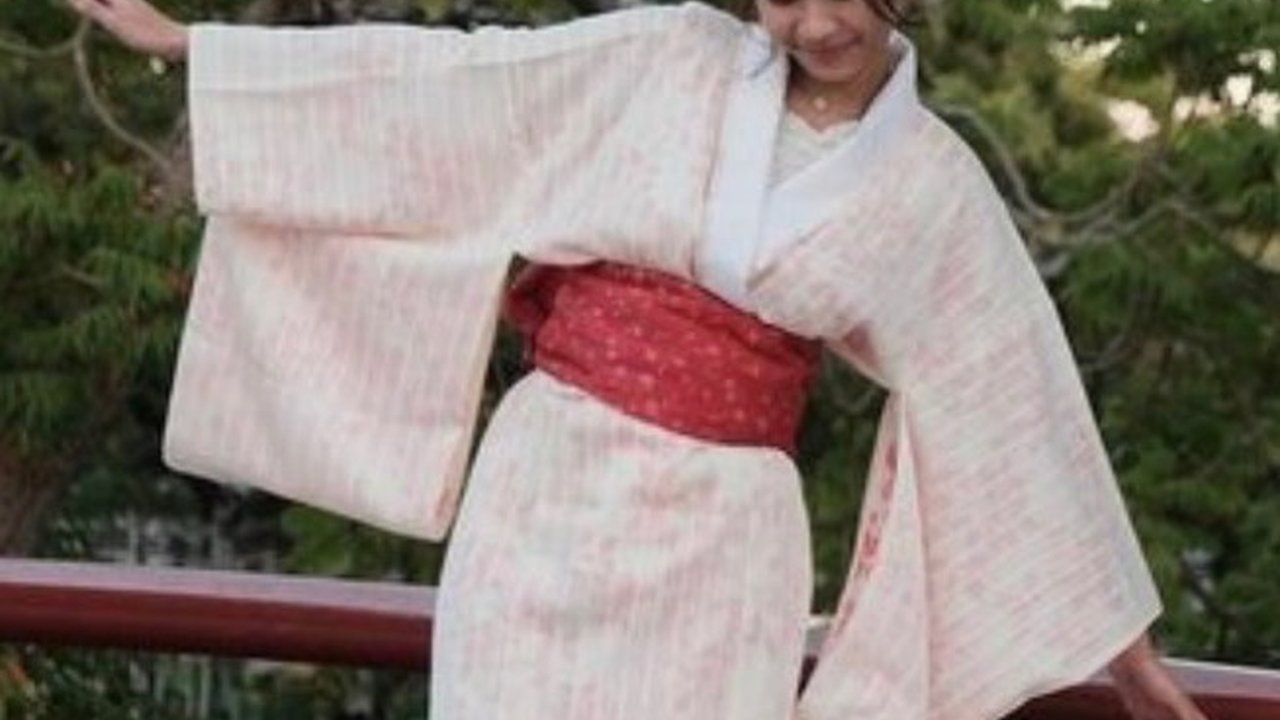 8 Potret Azizah Salsha yang Secantik Warga Lokal Jepang Saat Pakai Kimono, Komentar Suaminya Bikin Netizen Baper Gak Ketolong