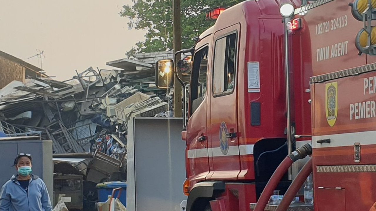 Menengok Sisa Puing Gudang Rosok Solo yang Terbakar, Ratusan Warga Mengungsi