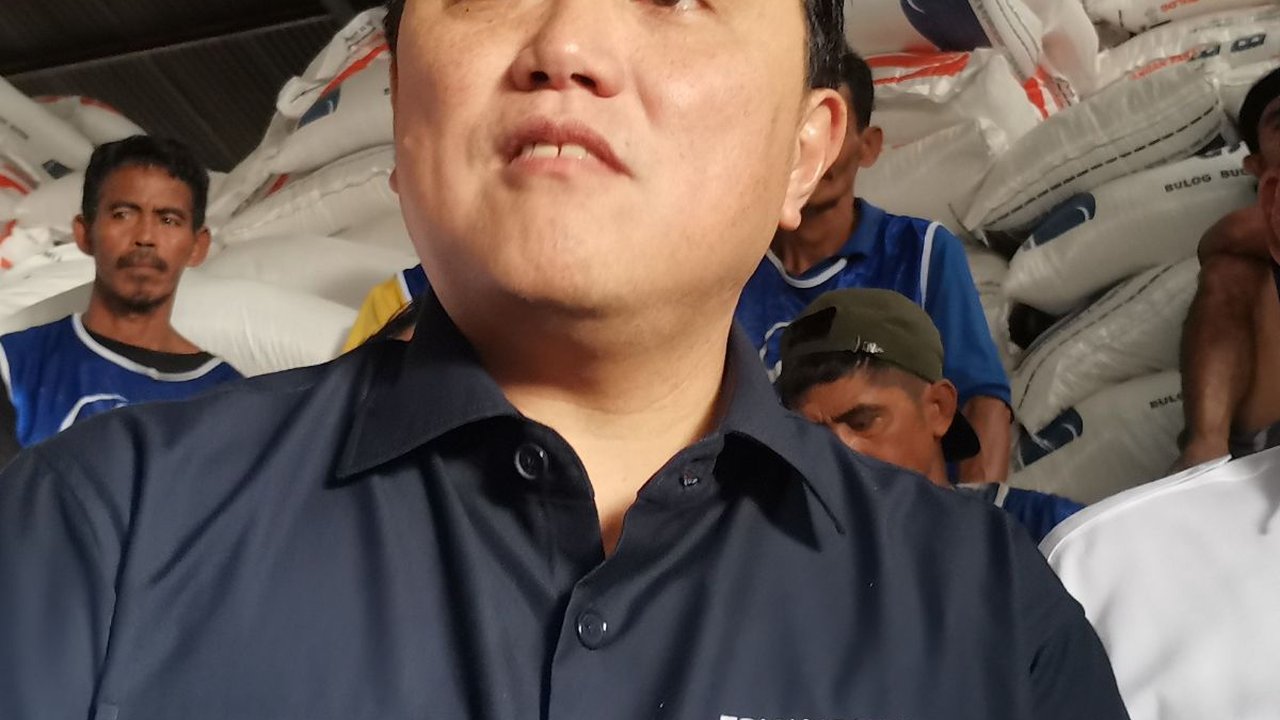 Momen Erick Thohir Ajak Nobar Bola Kuli Panggul saat Sidak Beras di Pasar Induk Cipinang