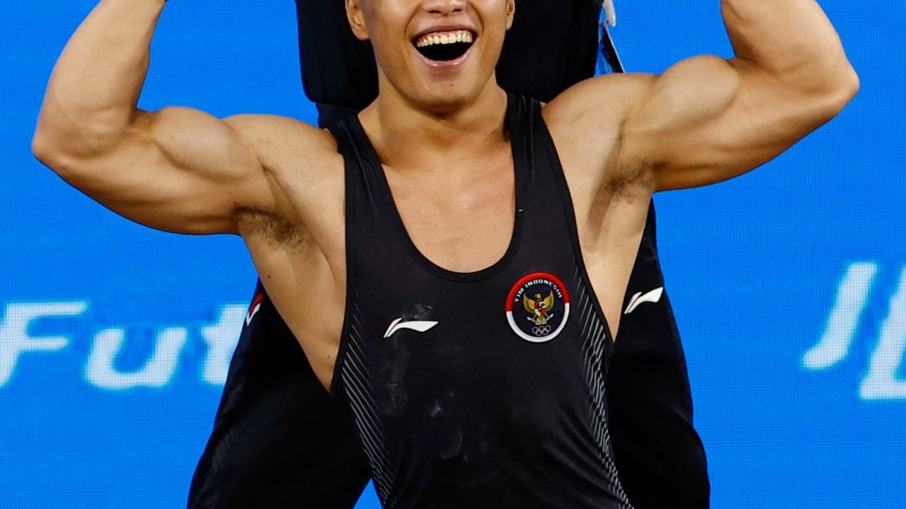 FOTO: Aksi Atlet Angkat Besi Indonesia Rahmat Erwin Abdullah Raih Emas dan Pecahkan Rekor Dunia di Asian Games 2023