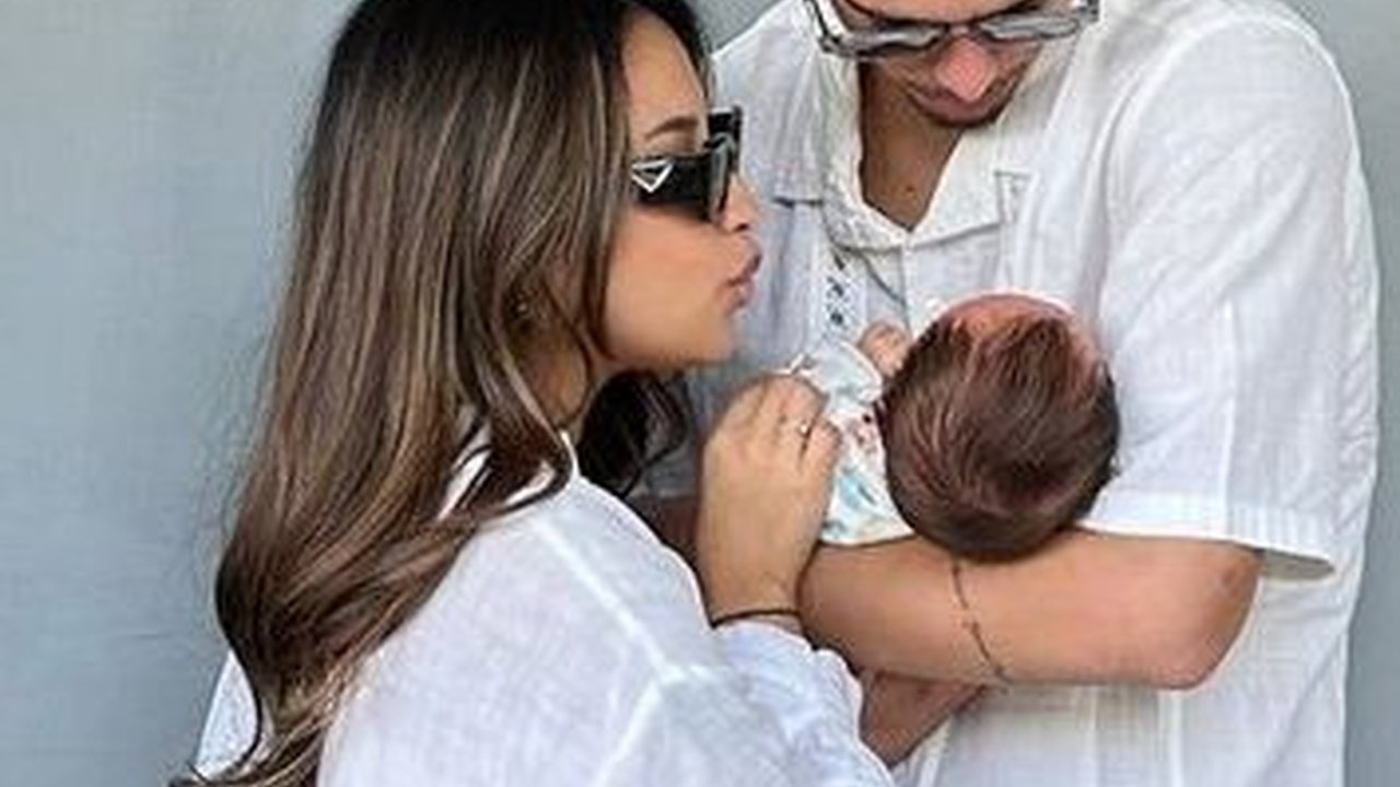 Wajah Dirahasiakan, 8 Foto Jennifer Coppen Momong Anak Bersama Pacar Bulenya!