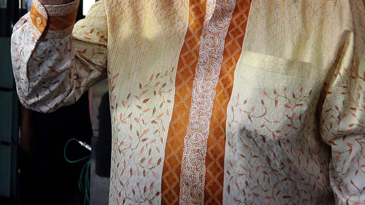 Momen Miliarder Dato Sri Tahir Suapi Ibu Sambil Izin Bangun Rumah Sakit di IKN