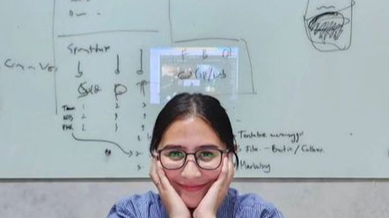 Berbagi Ilmu Agar Bermanfaat, 8 Foto Prilly Latuconsina Saat Menjadi Dosen