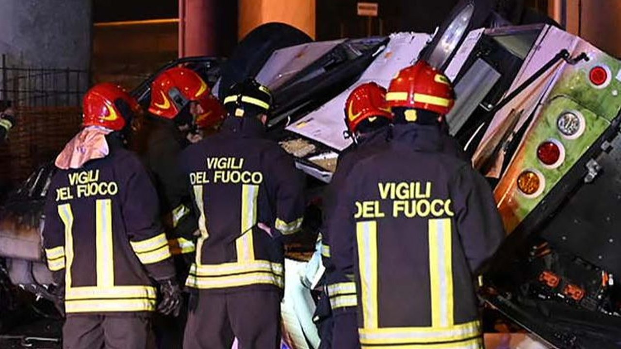 FOTO: Tragis! Bus di Italia Terjun dari Jalan Layang dan Terbakar, 21 Orang Tewas di Tempat