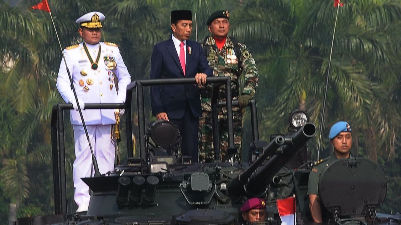 Gagahnya Jokowi Didampingi Panglima Yudo Naik Tank Korps Marinir Cek Prajurit di HUT TNI