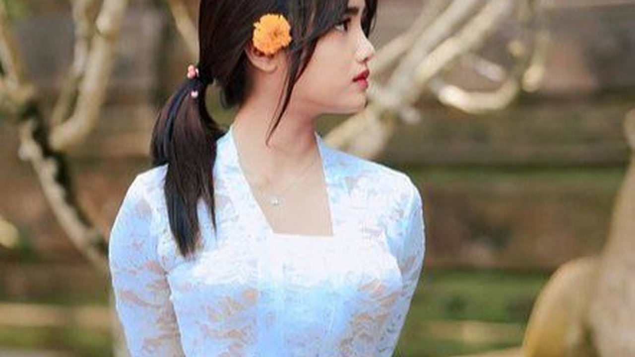 Mirip Mendiang Vanessa Angel, 8 Foto Cantik Fuji Pakai Kebaya Bali, Sukses Bikin Terpesona