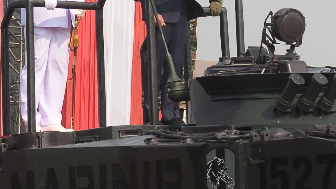 FOTO: Gagahnya Jokowi Naik Tank Marinir Keliling Monas Cek Kesiapan Pasukan di Peringatan HUT ke-78 TNI