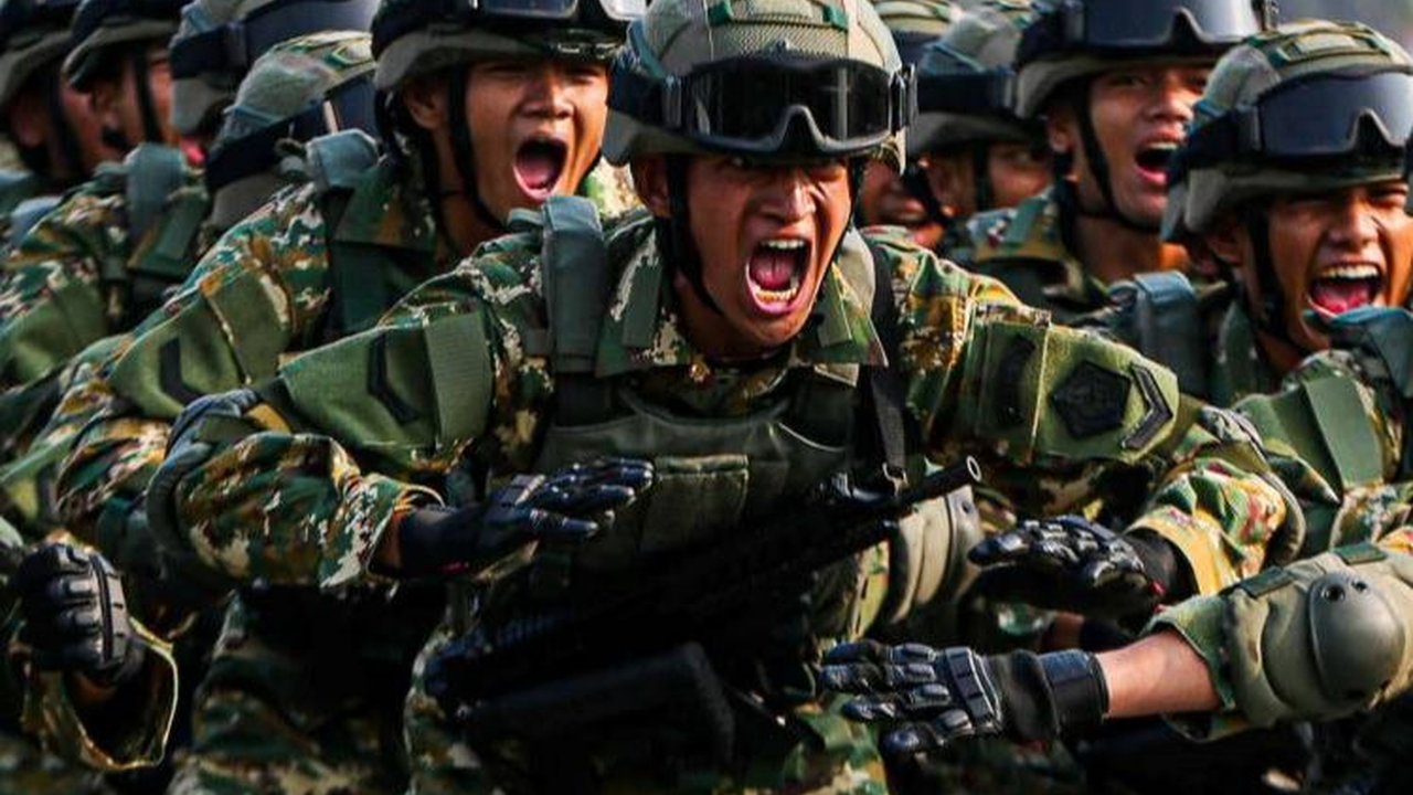 VIDEO: Aksi Keren 78 Penerjun di Udara Bikin Jokowi dan Iriana Kagum di HUT ke-78 TNI