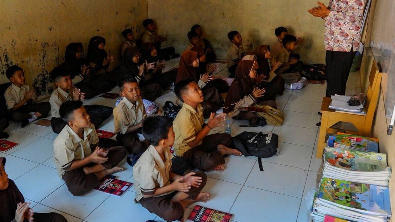 FOTO: Potret Miris Murid SDN Cidokom 02 di Rumpin Bogor Belajar di Ruangan Musola yang Sempit