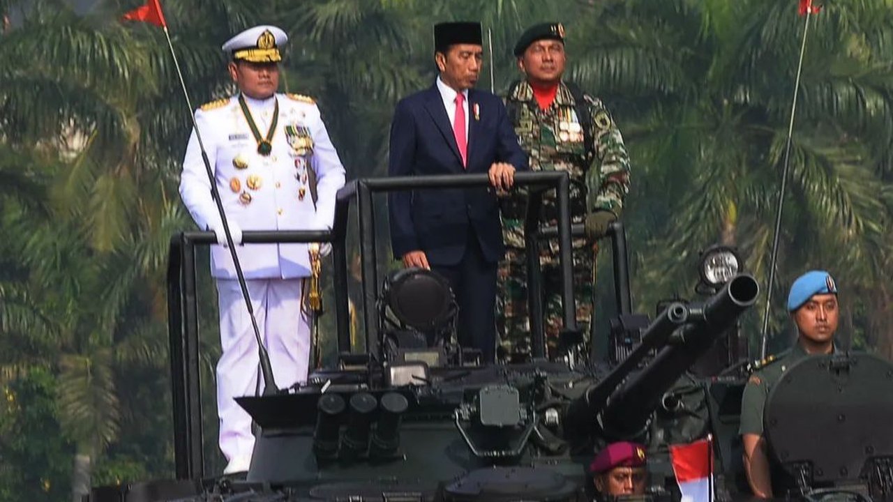 VIDEO: Jokowi Full Senyum Nonton Panglima, Kasad, Kasau & Kasal Goyang Bareng di HUT TNI